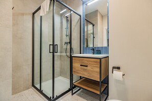 Apartamento Business | Baño | Artículos de higiene personal gratuitos y secador de pelo