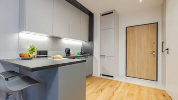 Business Apartment | Private kitchen | Full-sized fridge, oven, stovetop, dishwasher