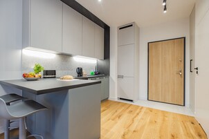 Business Apartment | Private kitchen | Full-size fridge, oven, stovetop, dishwasher