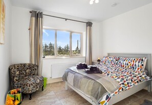 4 bedrooms, iron/ironing board, free WiFi, bed sheets