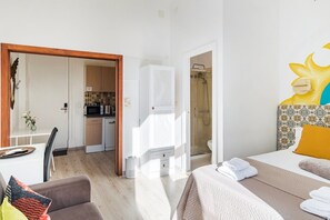 Bureau, accès Internet, draps fournis
