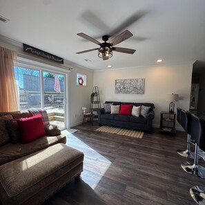 Smart TV, DVD player, livros