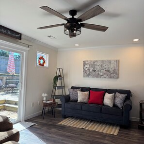 Smart TV, DVD player, livros