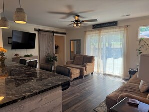 Smart-TV, DVD-Player, Bücher