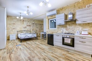 1 bedroom, desk, iron/ironing board, WiFi