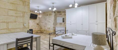 1 chambre, bureau, fer et planche à repasser, Wi-Fi