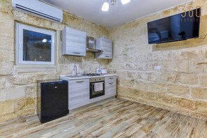 Fridge, oven, stovetop, toaster