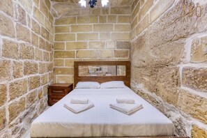 Skrivebord, strykejern/-brett, reiseseng for barn og wi-fi