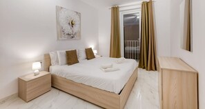 Escritorio, tabla de planchar con plancha, cuna de viaje y wifi