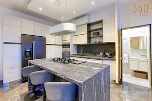 Fridge, microwave, oven, stovetop - Beautiful 3BR Triplex penthouse with Hot-Tub (Il-Gżira)