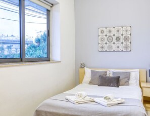 Skrivbord, strykjärn/strykbräda, resesäng och wi-fi