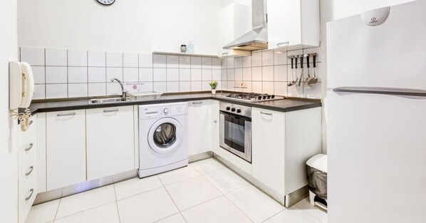 Fridge, oven, stovetop, coffee/tea maker