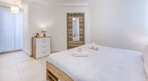 2 camere, una scrivania, ferro/asse da stiro, culla da viaggio