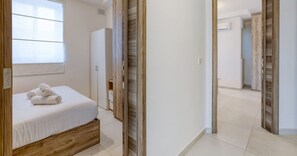 2 habitaciones, escritorio y tabla de planchar con plancha 