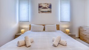 2 Schlafzimmer, Schreibtisch, Bügeleisen/Bügelbrett, Reisekinderbett