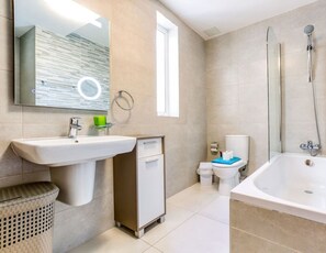 Haartrockner, Handtücher, Seife, Toilettenpapier