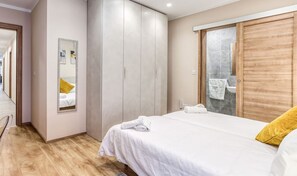 3 Schlafzimmer, Schreibtisch, Bügeleisen/Bügelbrett, Reisekinderbett