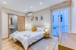 3 makuuhuonetta, työpöytä, silitysrauta/-lauta, vauvan matkasänky