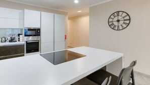 冷蔵庫、電子レンジ、オーブン、コンロ