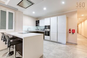 Jääkaappi, mikroaaltouuni, uuni, liesi