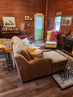 Smart TV, books - Cozy fishing cabin with stocked pond, near Savannah. Fenced- pet friendly!!! (Ellabell)
