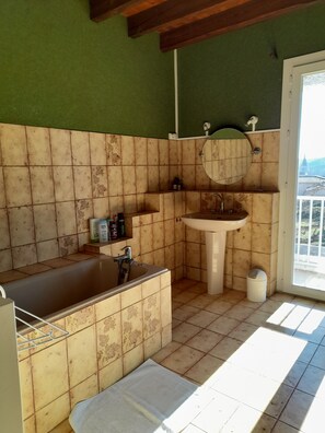 Asciugacapelli, asciugamani, sapone, carta igienica