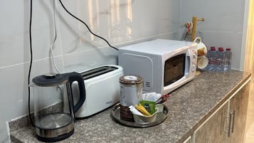 Kühlschrank, Mikrowelle, Ofen, Wasserkocher