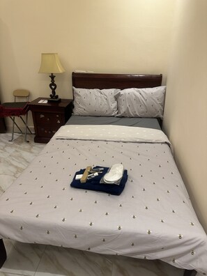2 bedrooms, desk, WiFi, bed sheets