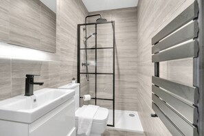 Luxury Apartment | Bathroom | Rainfall showerhead, free toiletries, hair dryer, towels - home.ly - North London Apartments Hendon (London)
