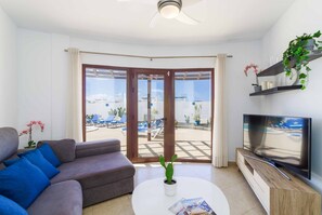 Smart TV, ping pong - Villa Luar - Five Bedroom Villa, Sleeps 10 (Playa Blanca)