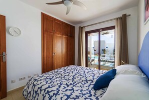 5 bedrooms, WiFi, bed sheets - Villa Luar - Five Bedroom Villa, Sleeps 10 (Playa Blanca)