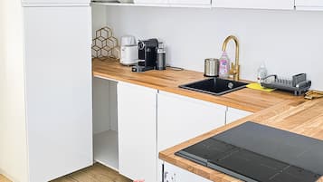 Deluxe Apartment | Private kitchen | Full-size fridge, microwave, oven, stovetop