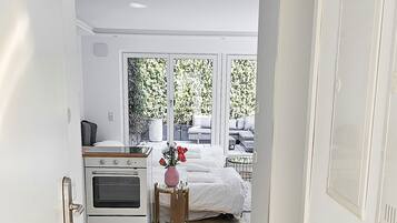 Apartamento luxo | Área de estar | Smart TV 43 polegadas com canais a cabo, pisos aquecidos