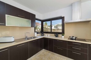 Fridge, microwave, oven, dishwasher - Villa Sueno de Mar - Four Bedroom Villa, Sleeps 8 (Playa Blanca)