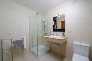 Douche, serviettes fournies