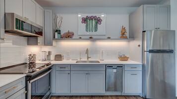 Kjøleskap, mikrobølgeovn, ovn og kokeplater