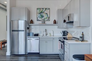 Refrigerador, microondas, horno y parrilla de estufa