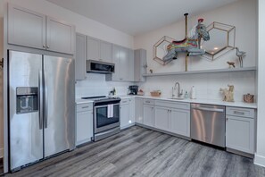 Refrigerador, microondas, horno, placa de cocina