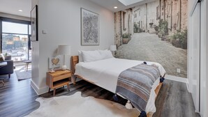 1 bedroom, desk, iron/ironing board, WiFi (free) - The Hive 206 Sweeter (Wilmington)