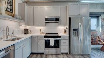 Refrigerador, microondas, horno y parrilla de estufa