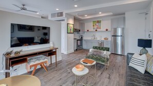 Un appartamento moderno con soggiorno, cucina e zona pranzo.