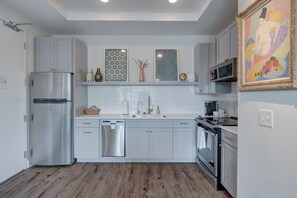 Geladeira, micro-ondas, fogão, cooktop