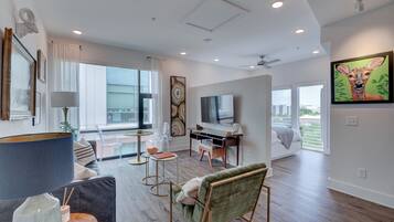 2 habitaciones, escritorio, tabla de planchar con plancha y wifi gratis