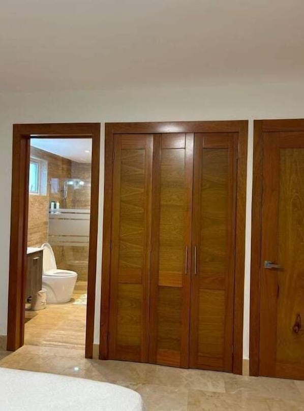 2 habitaciones, escritorio, tabla de planchar con plancha y wifi gratis