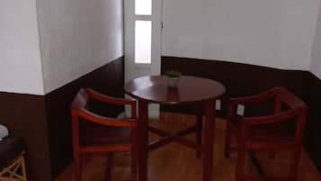 Habitación triple tradicional | Escritorio, wifi gratis y ropa de cama