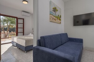 Suite, 2 habitaciones | Tabla de planchar con plancha, wifi gratis, ropa de cama