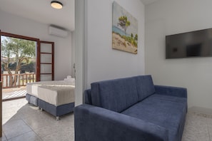 Tabla de planchar con plancha, wifi gratis y ropa de cama