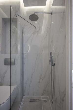 Suite, 1 habitación | Baño | Regadera, amenidades de baño gratuitas, secadora de cabello, toallas