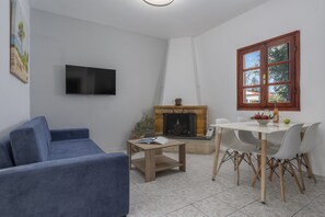 スイート 2 ベッドルーム | リビング エリア | 32 インチのLED テレビ (衛星放送視聴可)