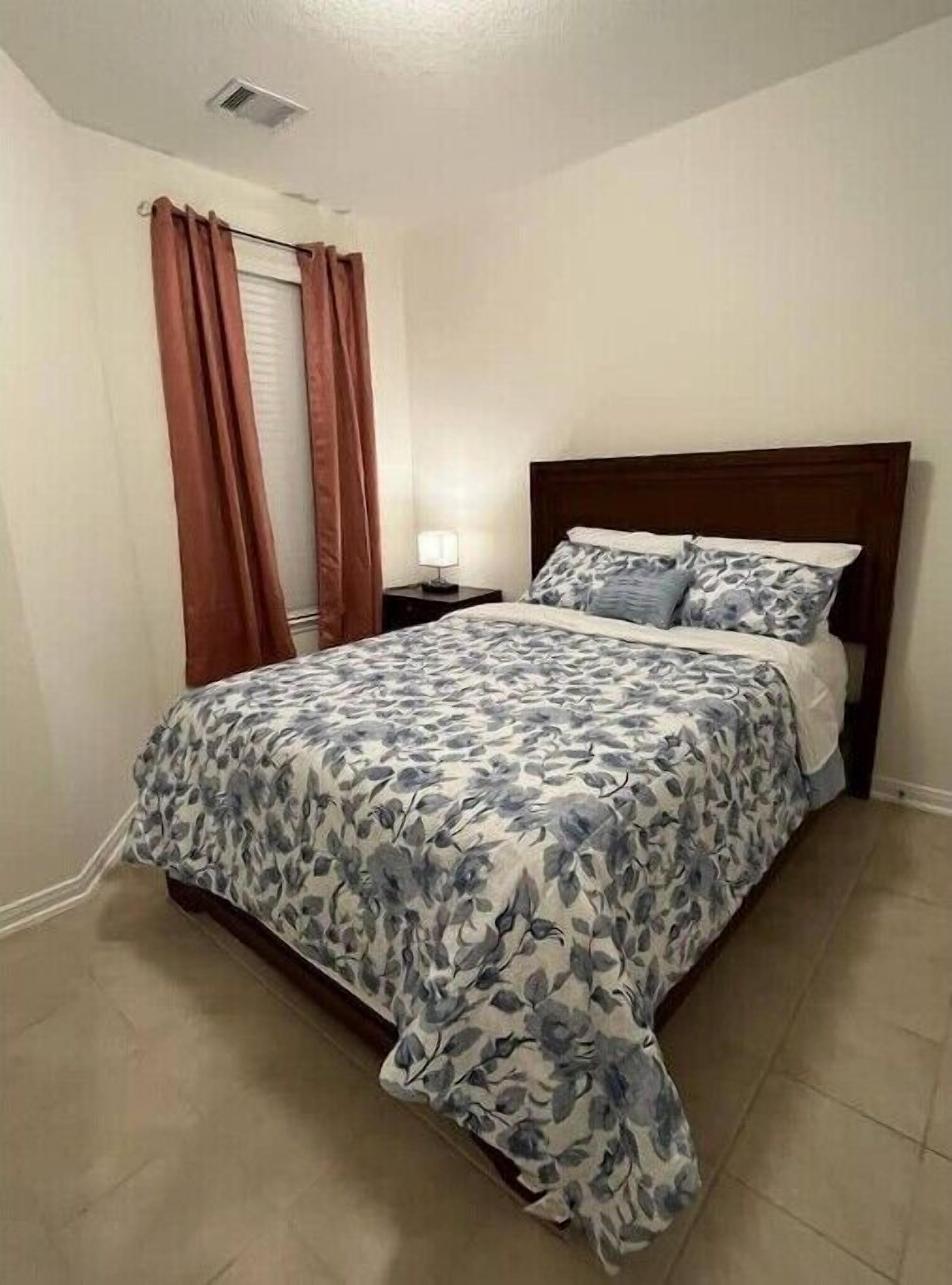 4 bedrooms, in-room safe, desk, iron/ironing board